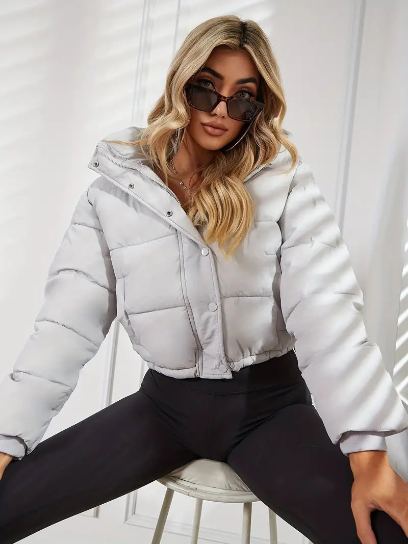 Amara Cropped Puffer Jacket – Warmte en Stijl in Perfect Evenwicht