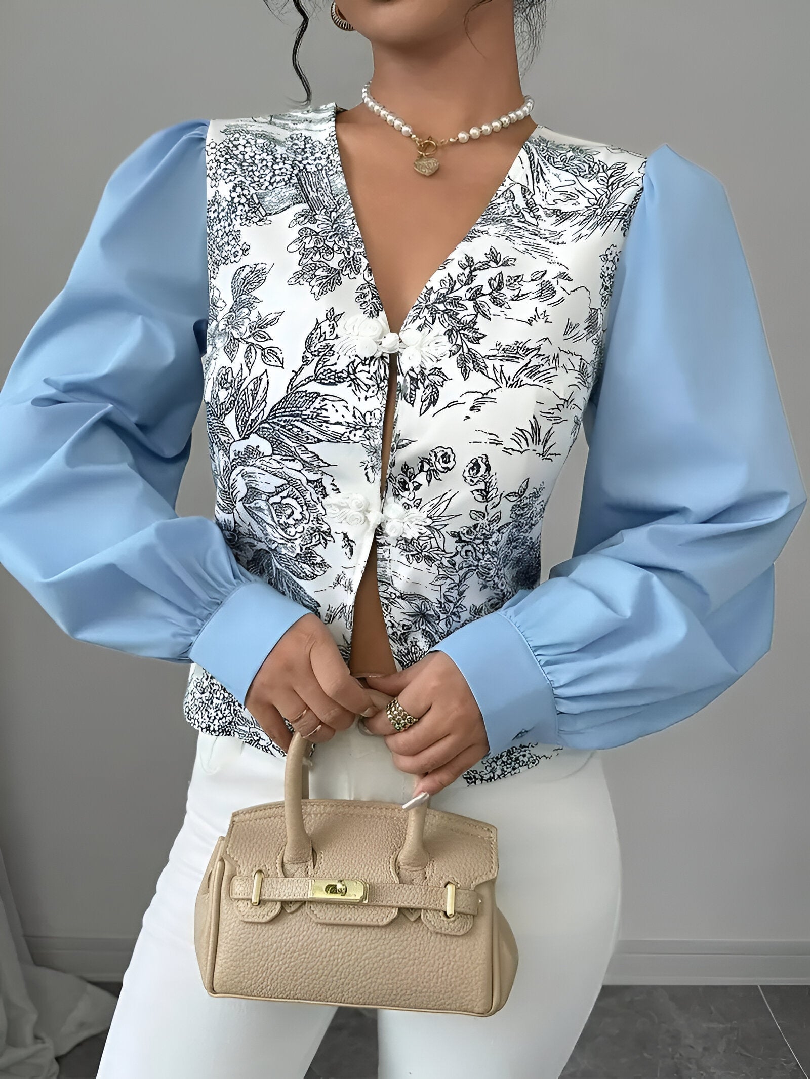 Florine Bloom Blouse – elegante bloemenprint blouse met V-hals en lantaarnmouwen