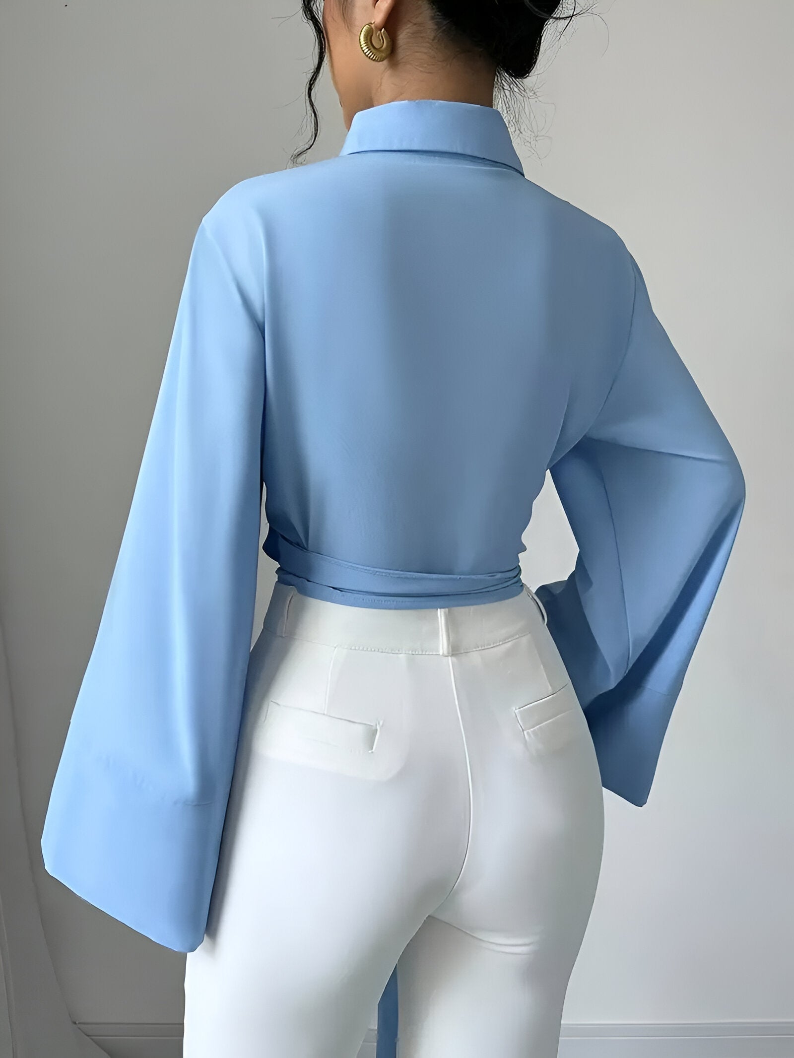 Althéa Crop Top – speelse crop top met rechte halslijn, klokkende mouwen en strikdetail