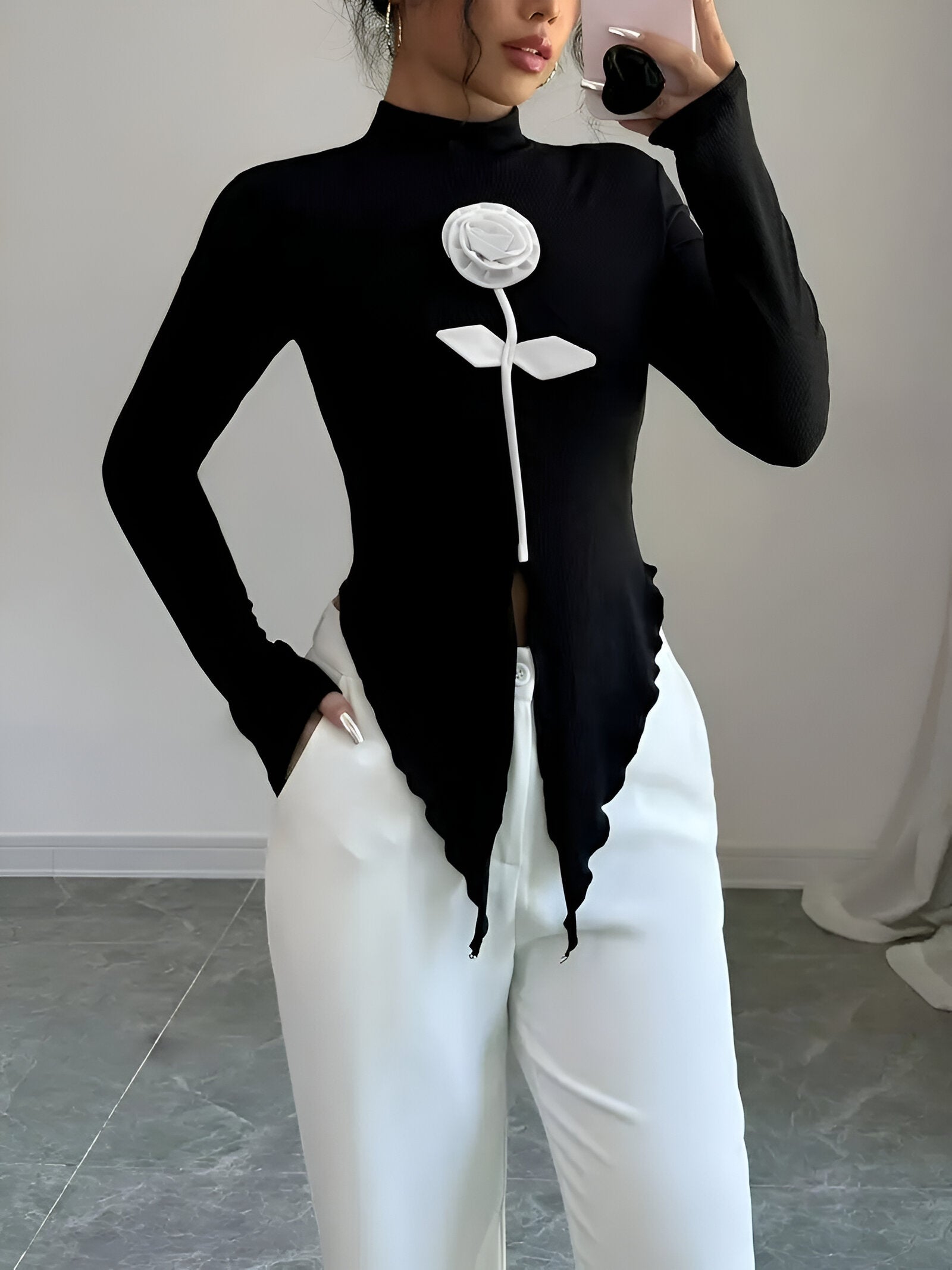 Isolenne – Chic Dames T-shirt met Hoge Kraag, Lange Mouwen & Rozenaccent