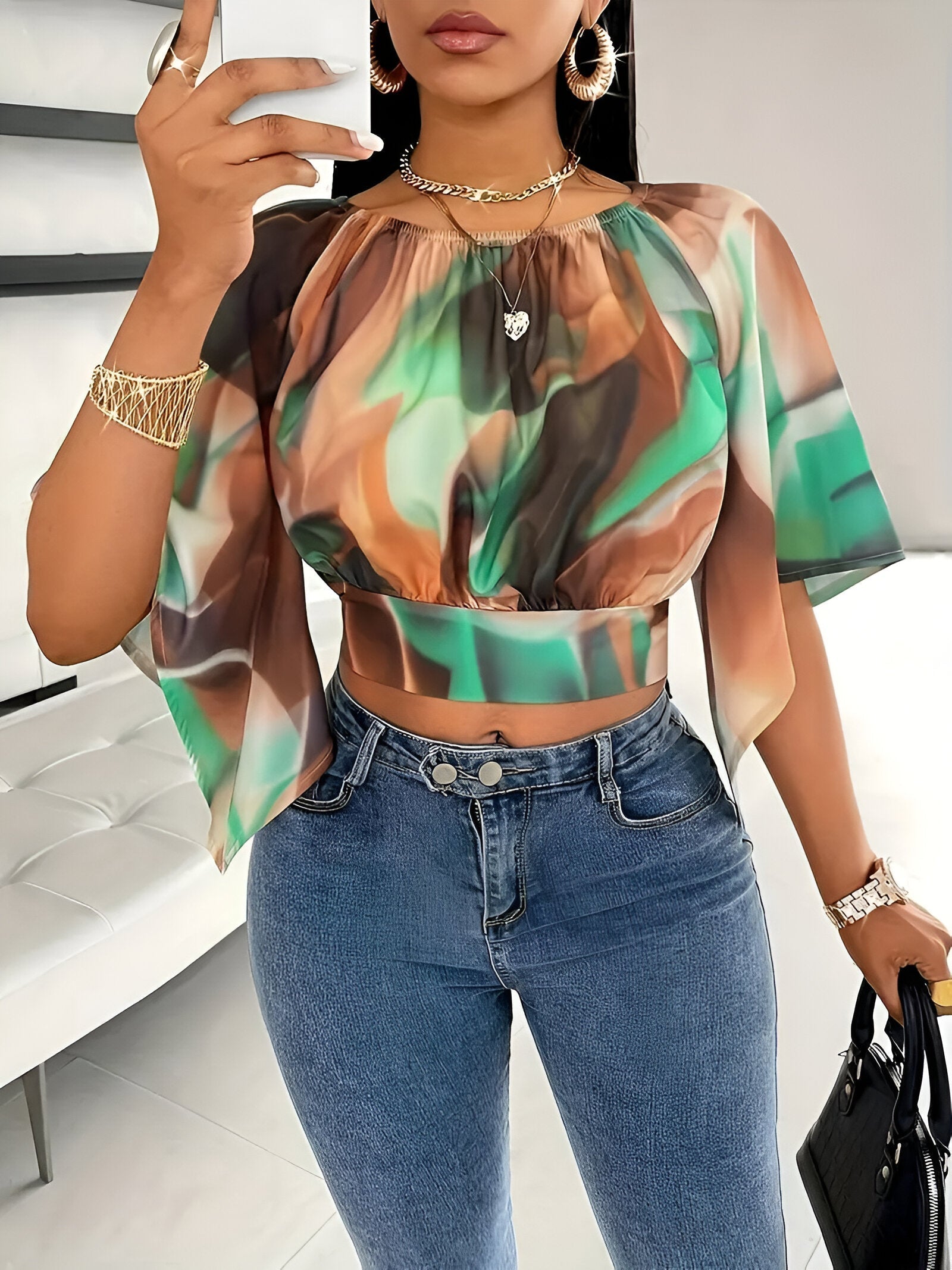 Saphira Tie-Dye Blouse – speelse blouse met ronde hals en tijdloze veelzijdigheid