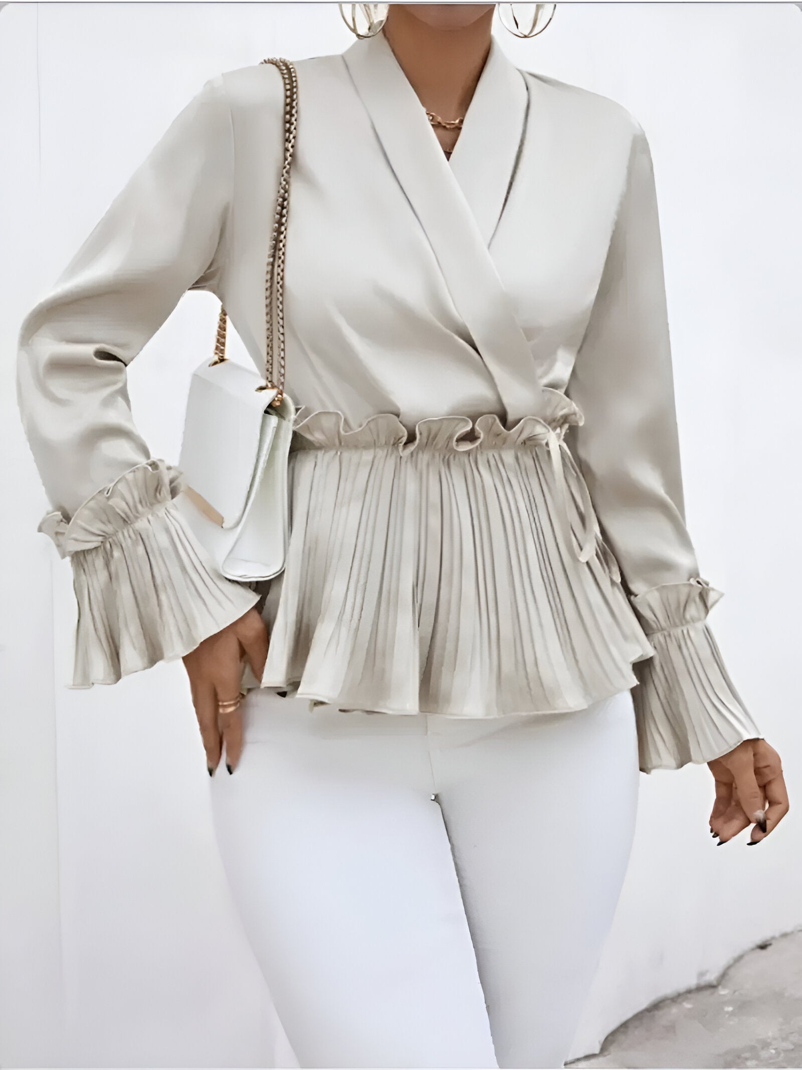 Marivelle Pleated Blouse – elegante blouse met V-hals, plooien en strikceintuur