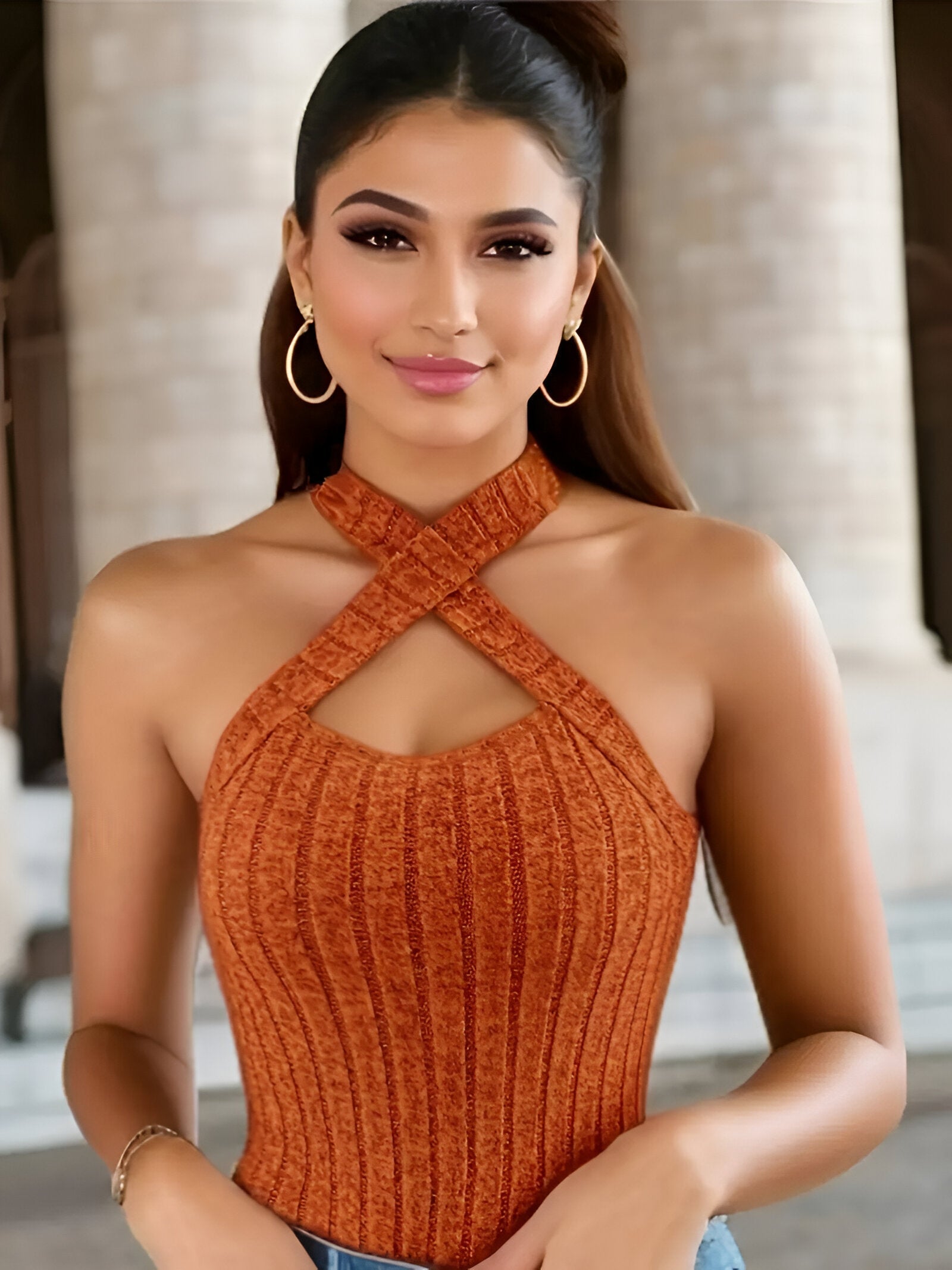 Solmira – luchtige haltertop met elegant gekruist design