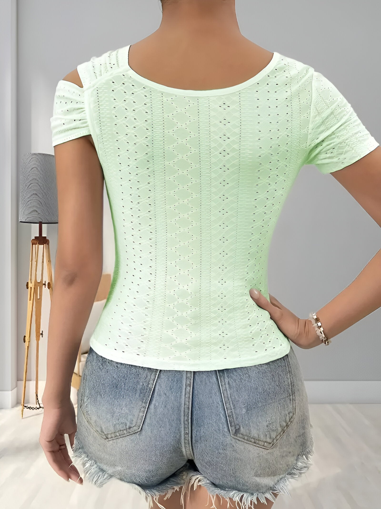 Eloria Asymmetric Blouse – elegante blouse met uitgesneden details en moderne flair