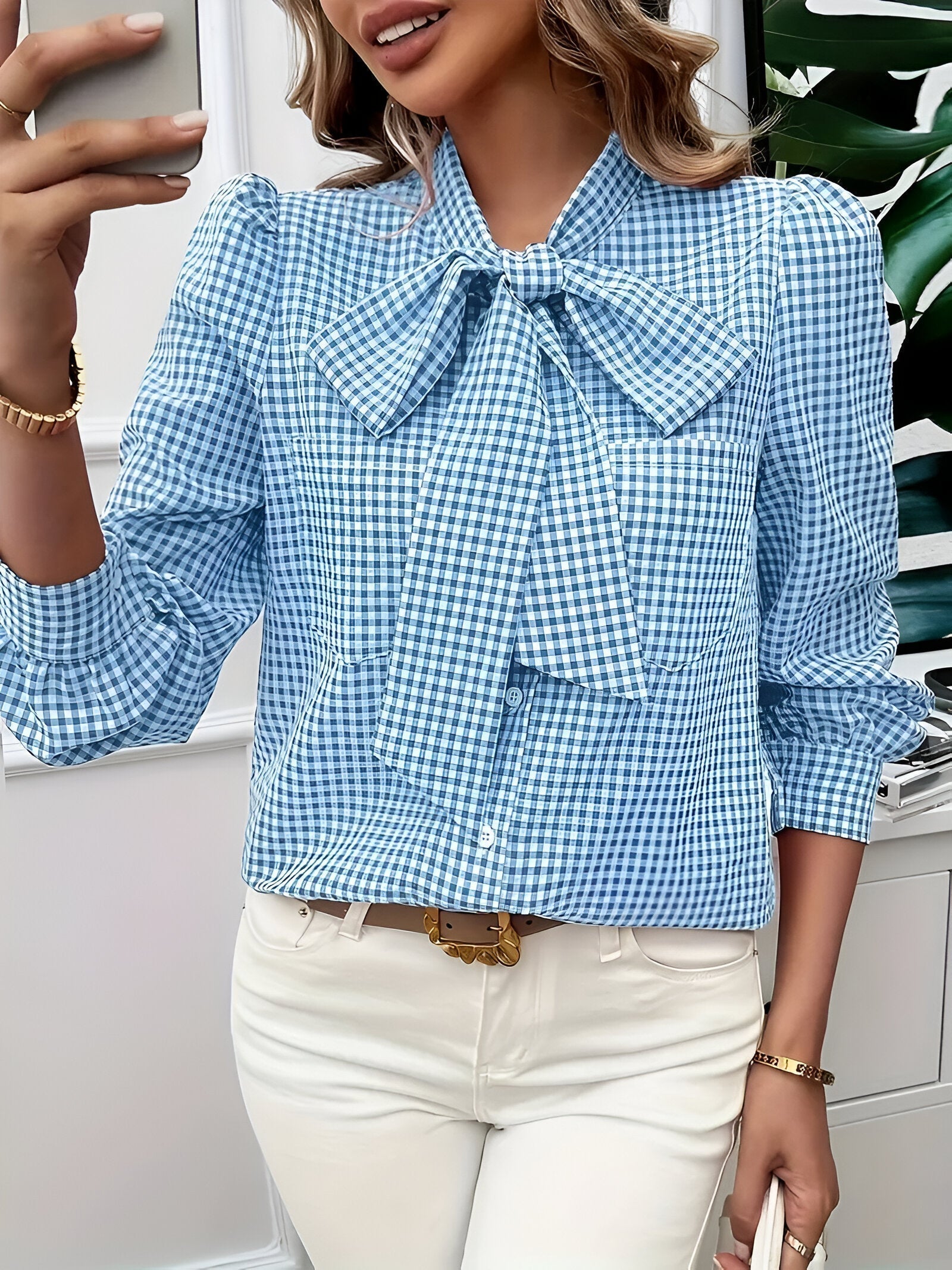 Éliane Checked Blouse – stijlvolle blouse met ruitpatroon, strikdetail en giletstijl
