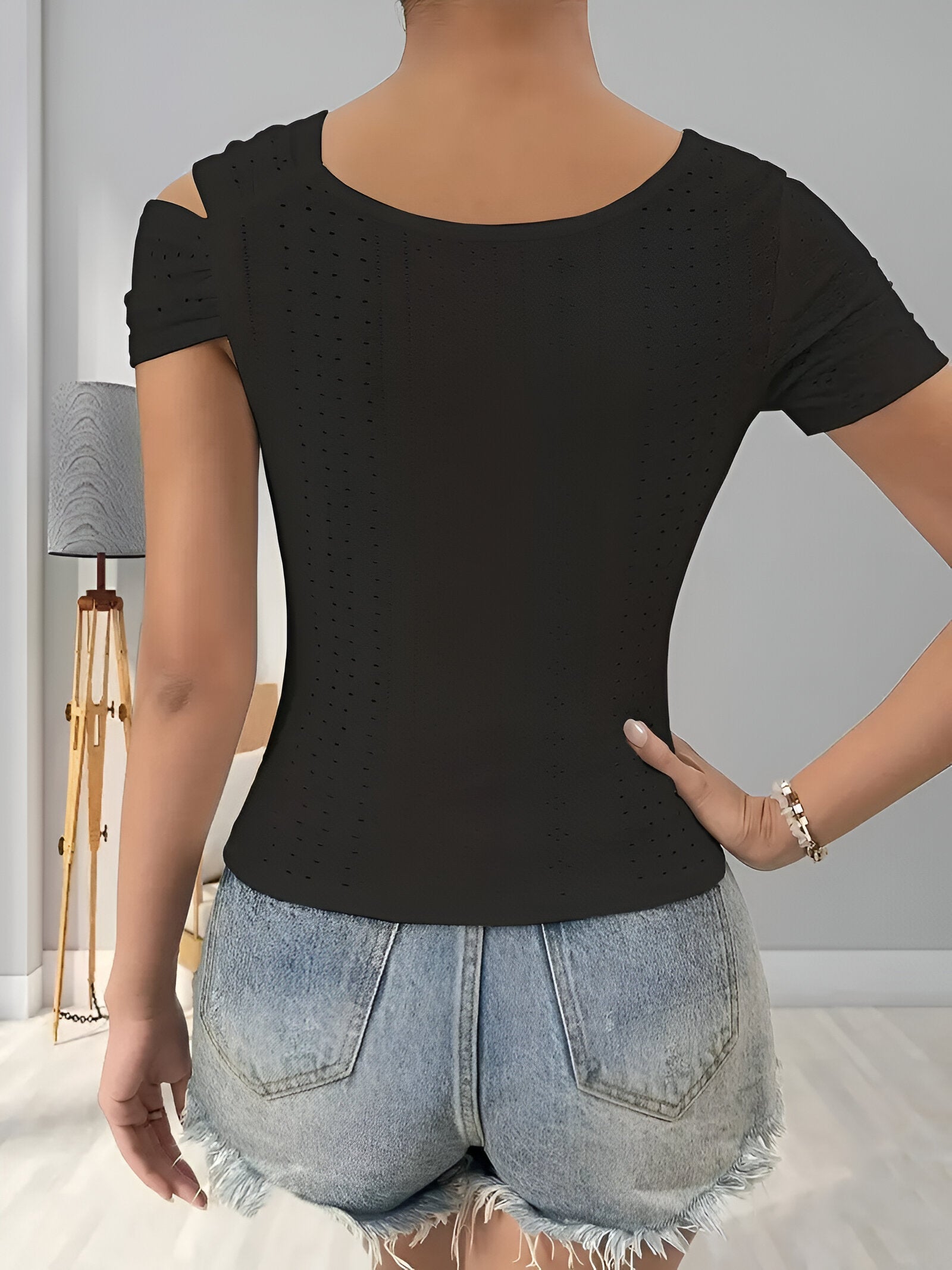 Eloria Asymmetric Blouse – elegante blouse met uitgesneden details en moderne flair
