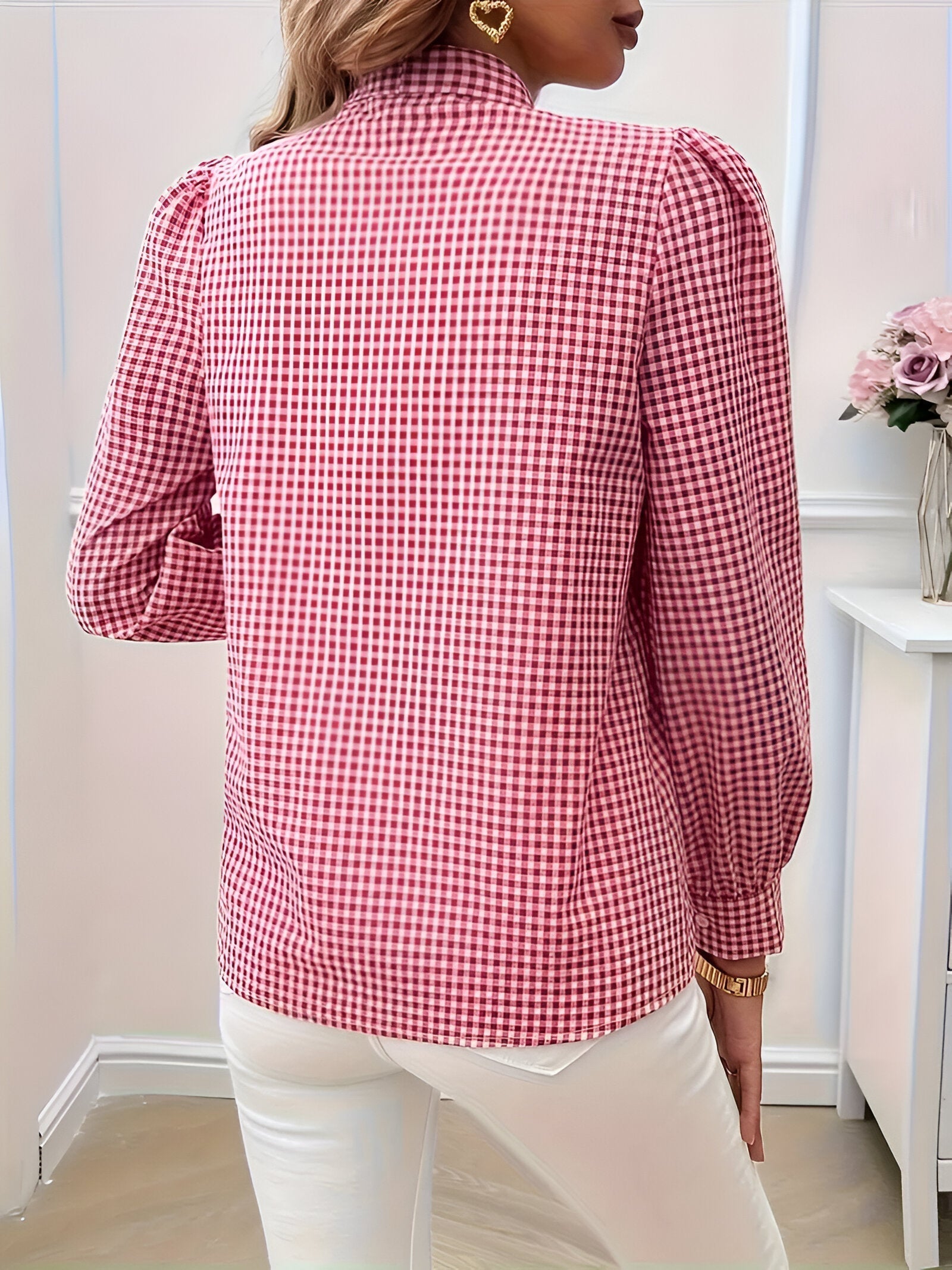 Éliane Checked Blouse – stijlvolle blouse met ruitpatroon, strikdetail en giletstijl