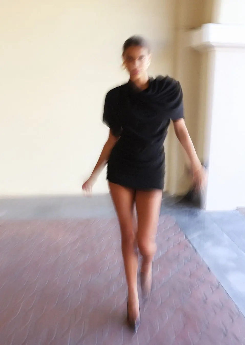 Arlisse Zwart Carmenkleed voor Meisjes – Tijdloos, Elegant en Betoverend