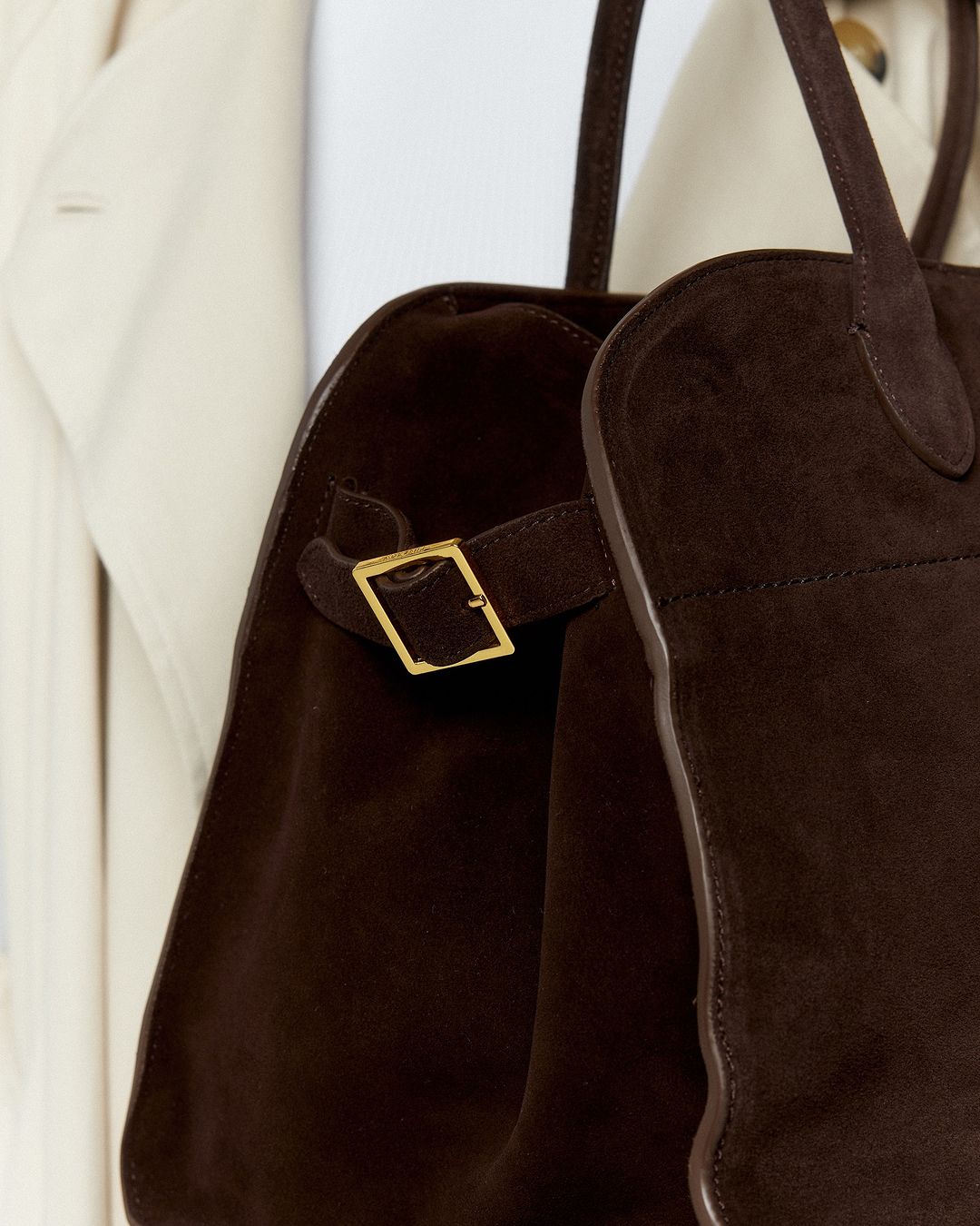 Seraphine – Luxe Suède Tote met Gouden Details, Elegant & Functioneel