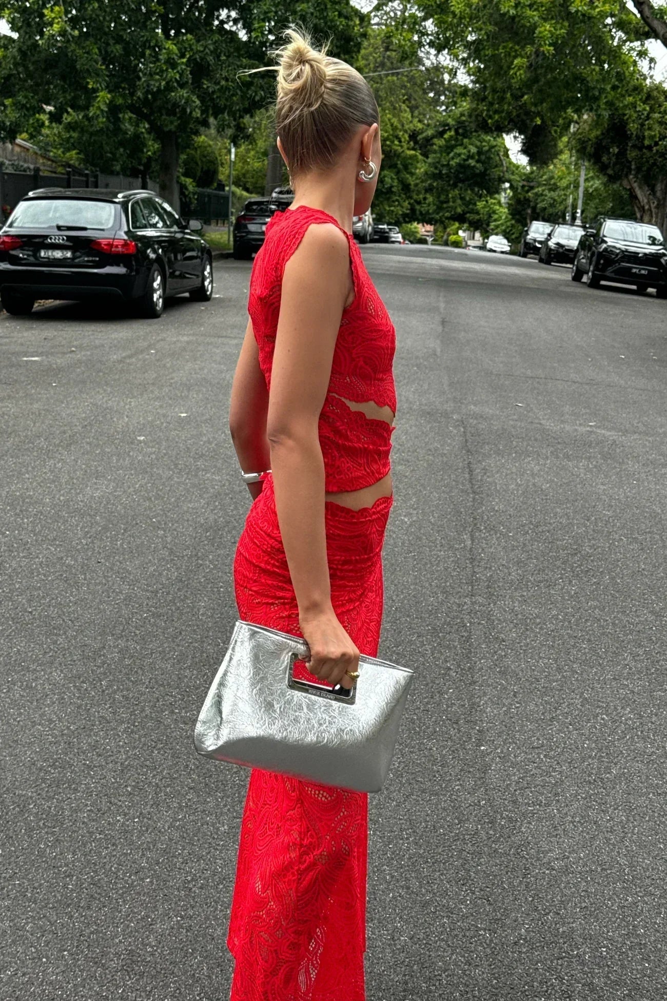 Elegante dames set van kant met mouwloze top en rok met split