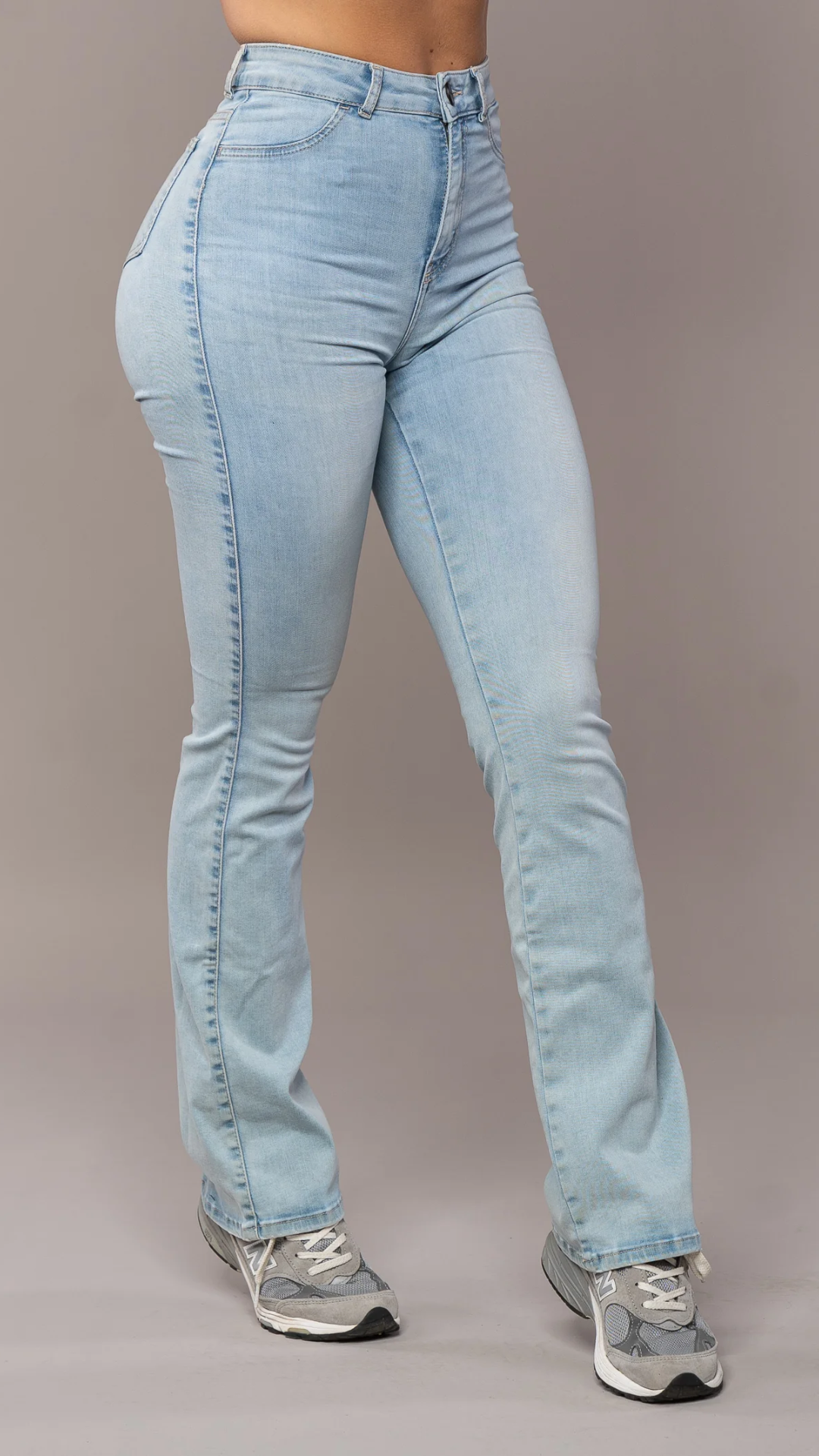 Elandra – Slim fit damesjeans met hoge taille en flared pijpen