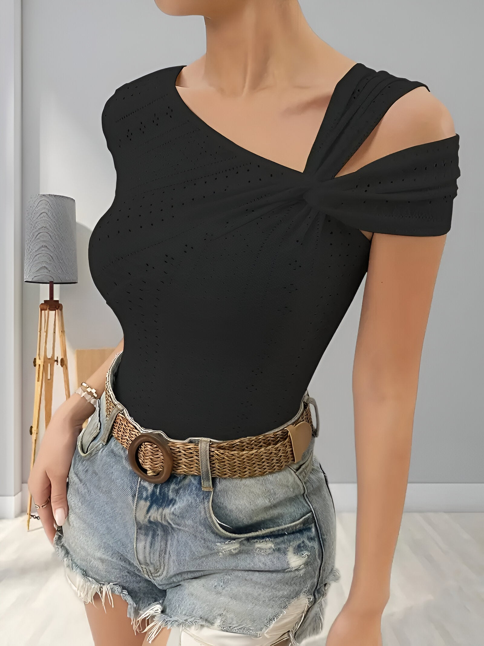 Eloria Asymmetric Blouse – elegante blouse met uitgesneden details en moderne flair