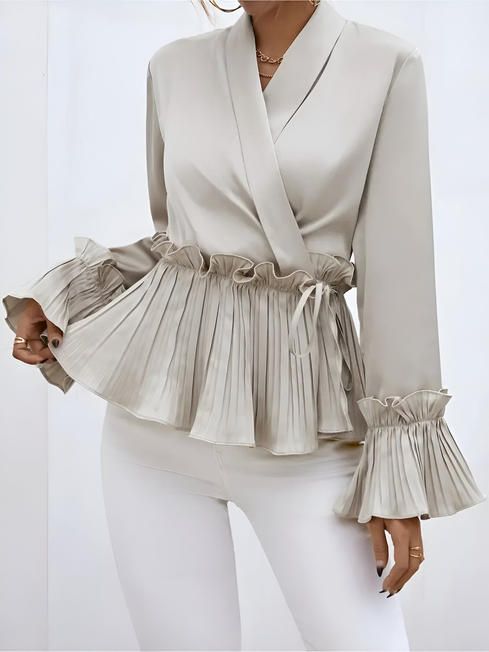Marivelle Pleated Blouse – elegante blouse met V-hals, plooien en strikceintuur