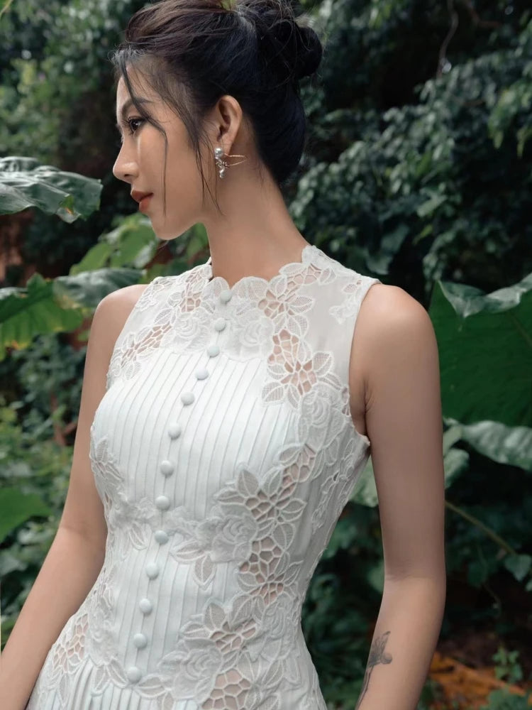 Auralène – Witte zomerjurk met gehaakte details en geplooide rok