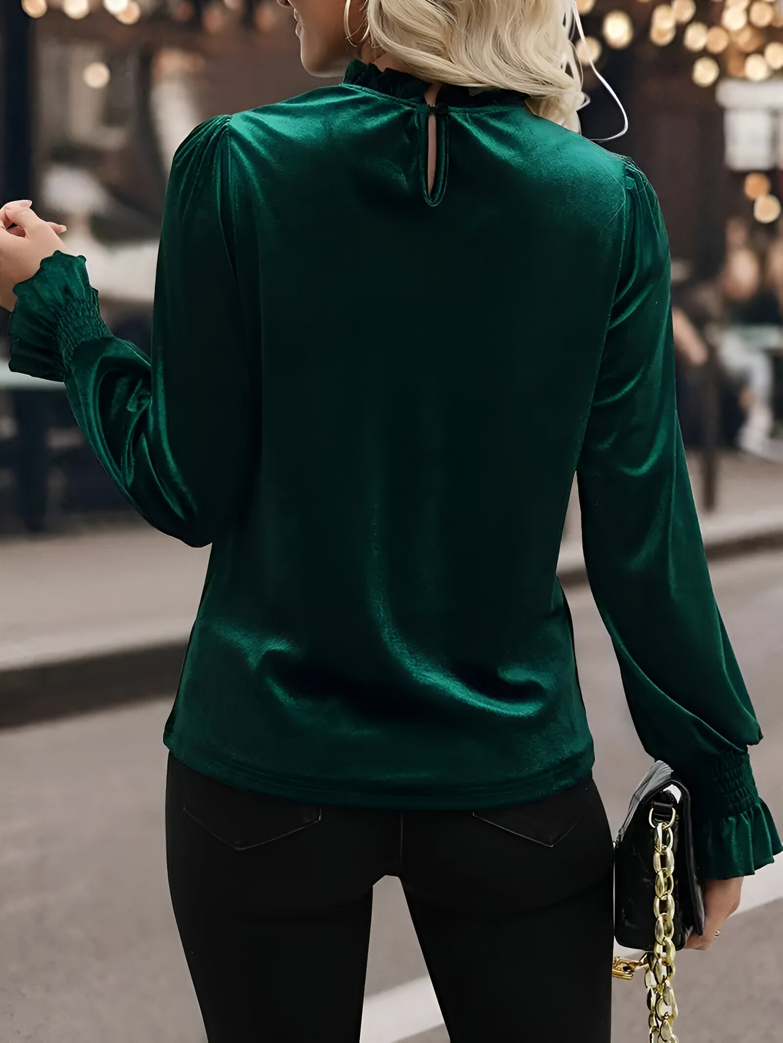 Élodine Velvet Blouse – luxe fluwelen blouse met ruches en opstaande kraag