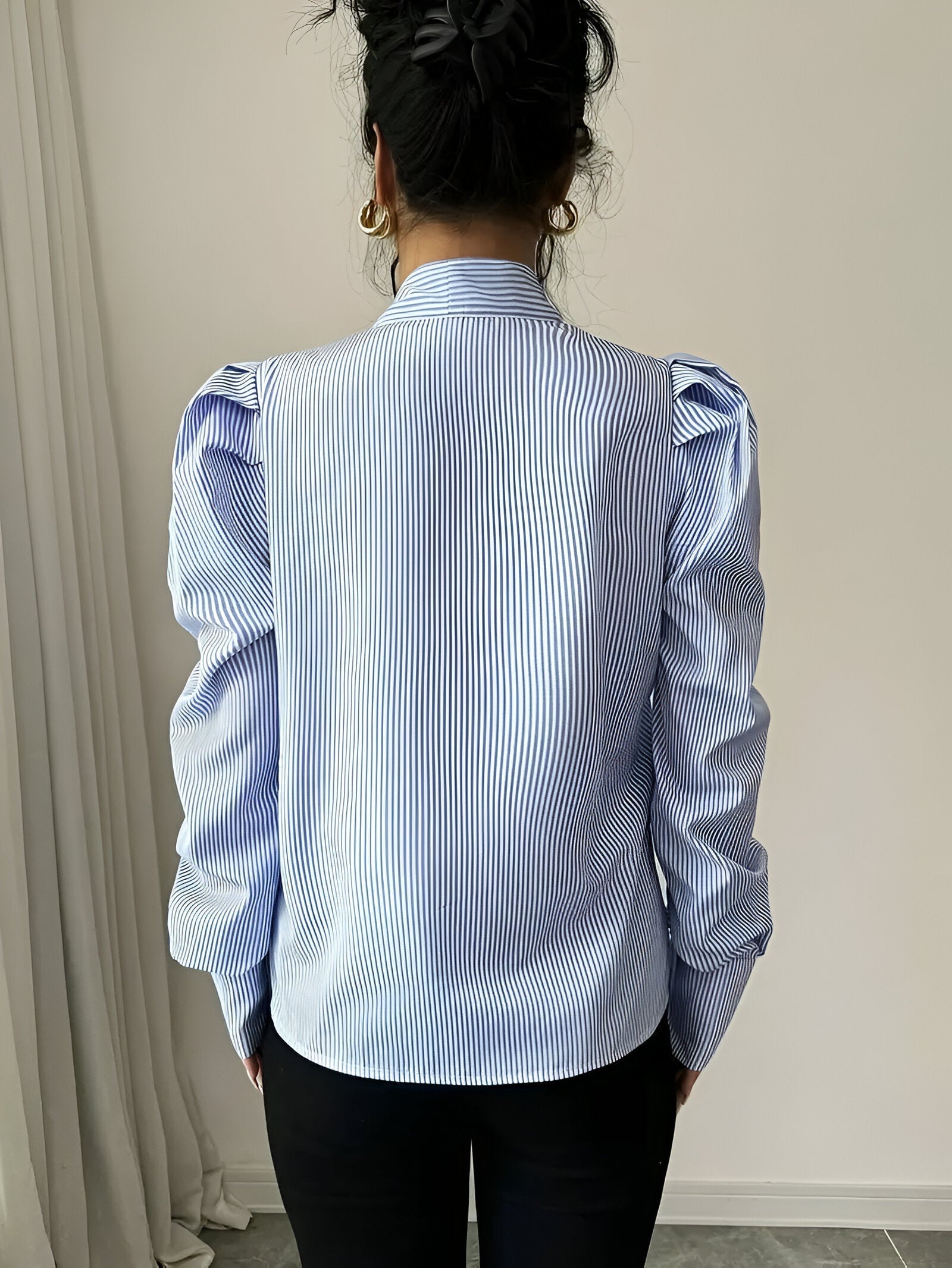 Elyndra – Gestreepte Dames Blouse met Groot Strikdetail, Elegant