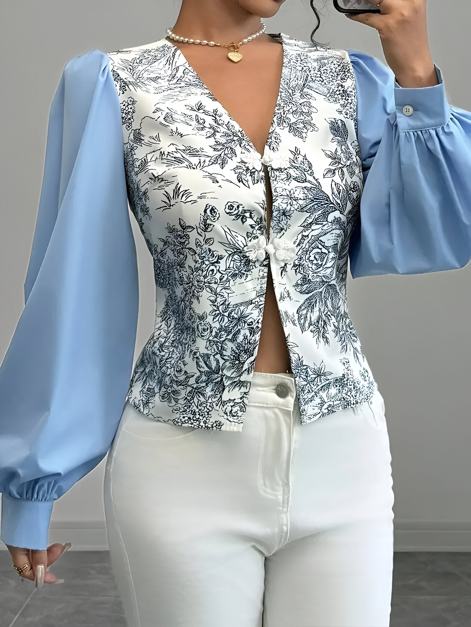 Florine Bloom Blouse – elegante bloemenprint blouse met V-hals en lantaarnmouwen