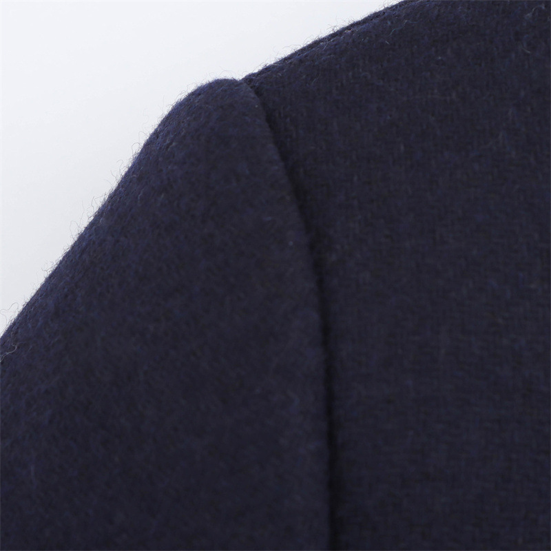 Celinne Jas – Verfijnde Midlange Jas met Parelknopen en Opstaande Kraag