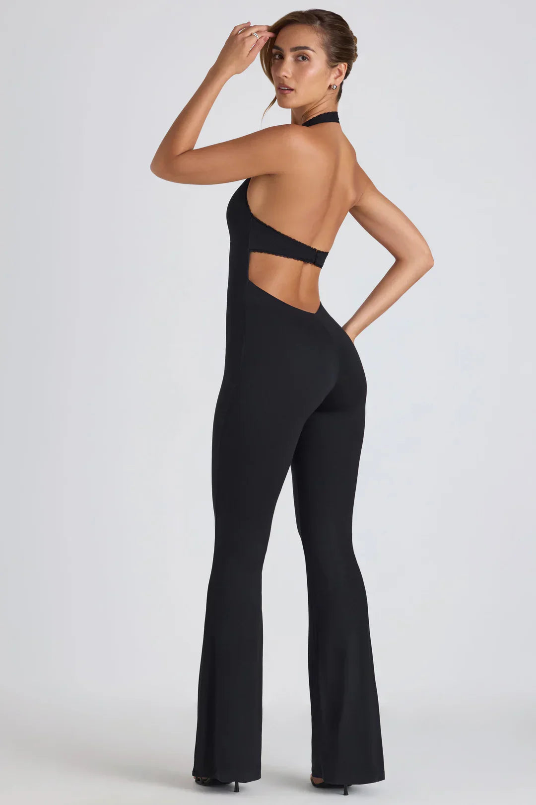 Elorayne – Romantische halterjumpsuit met open rug