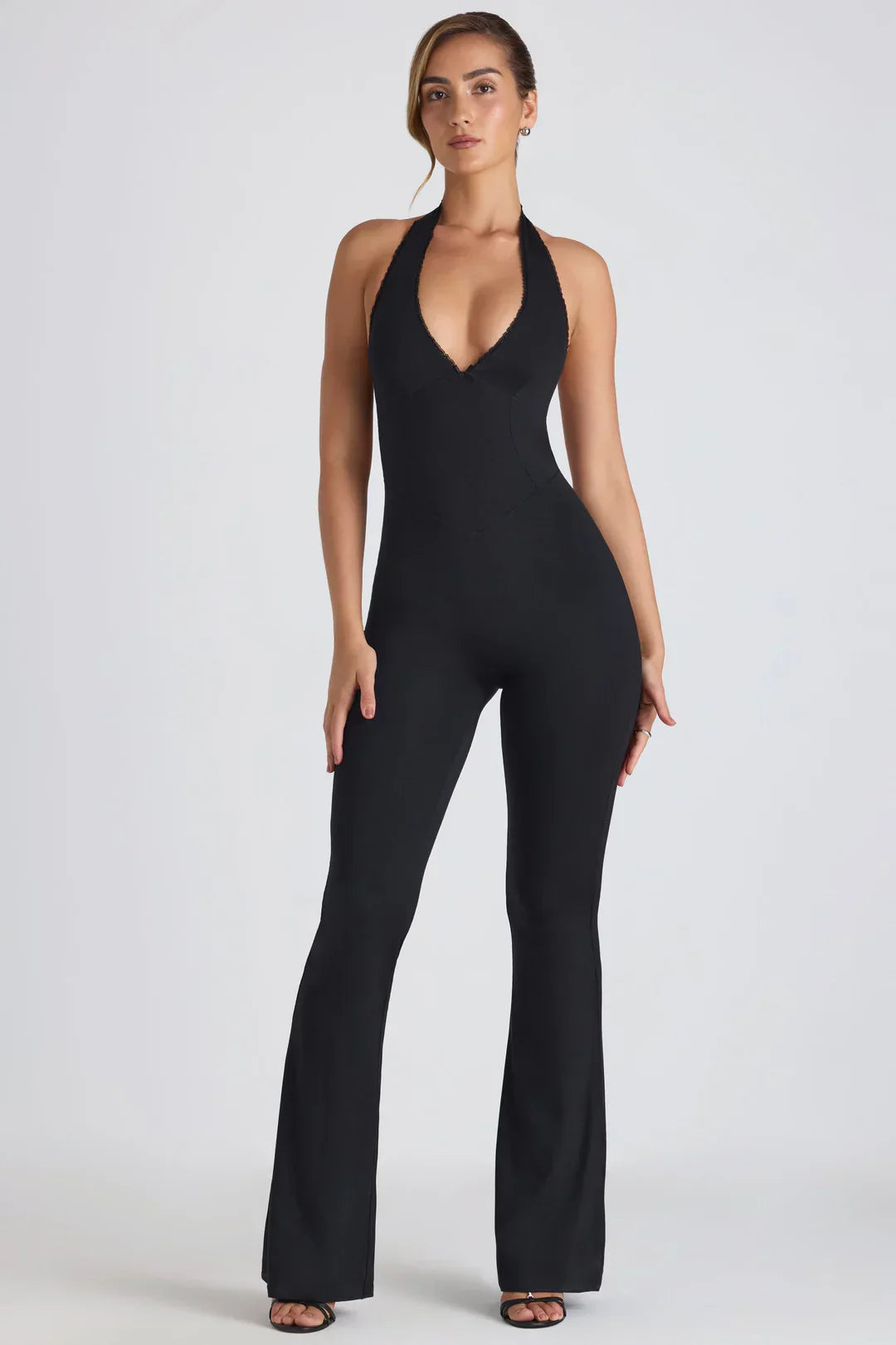 Elorayne – Romantische halterjumpsuit met open rug