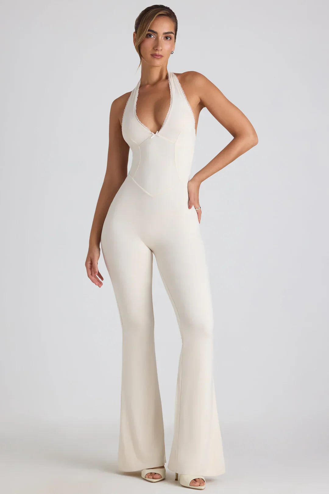 Elorayne – Romantische halterjumpsuit met open rug