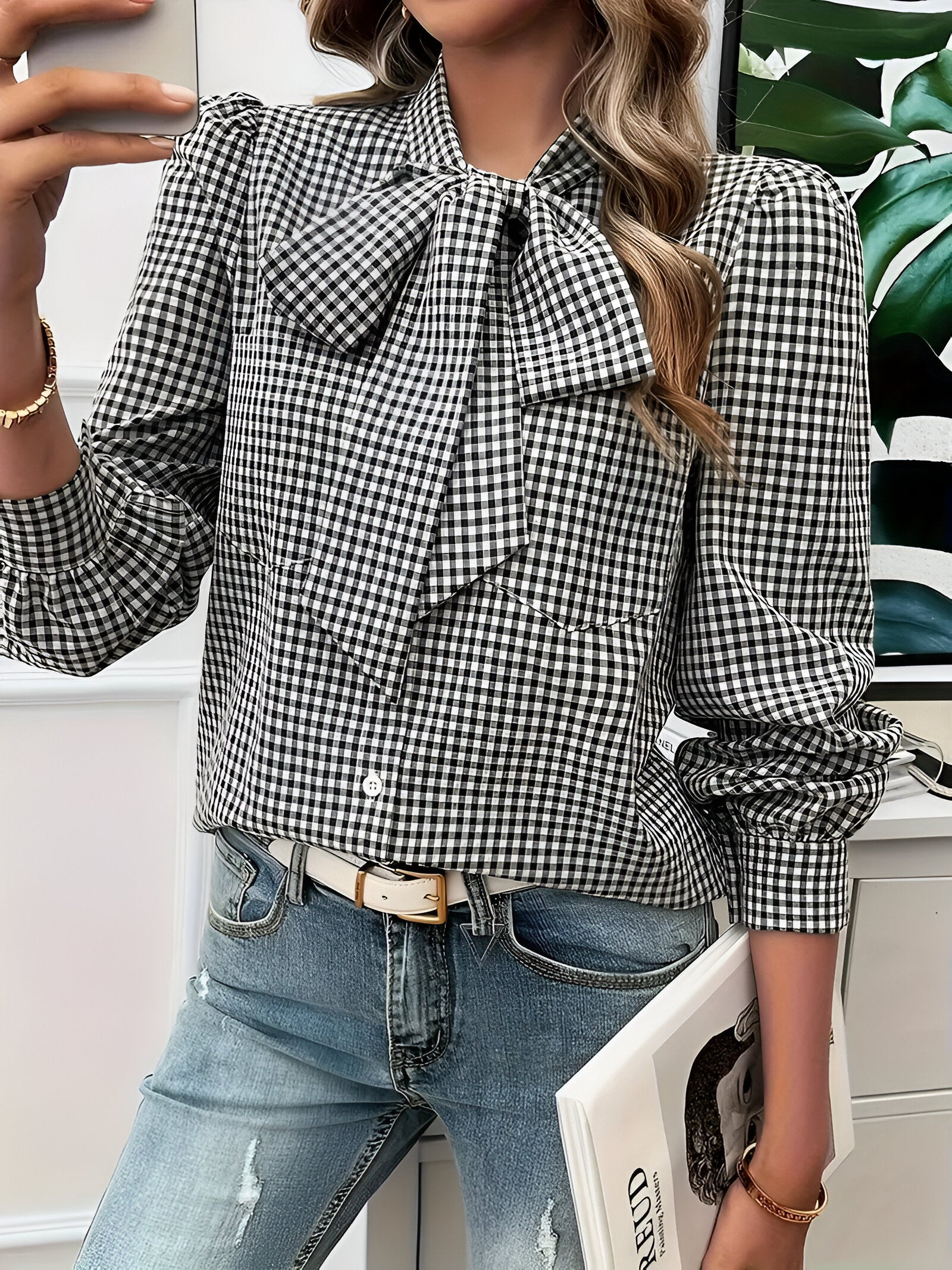Éliane Checked Blouse – stijlvolle blouse met ruitpatroon, strikdetail en giletstijl