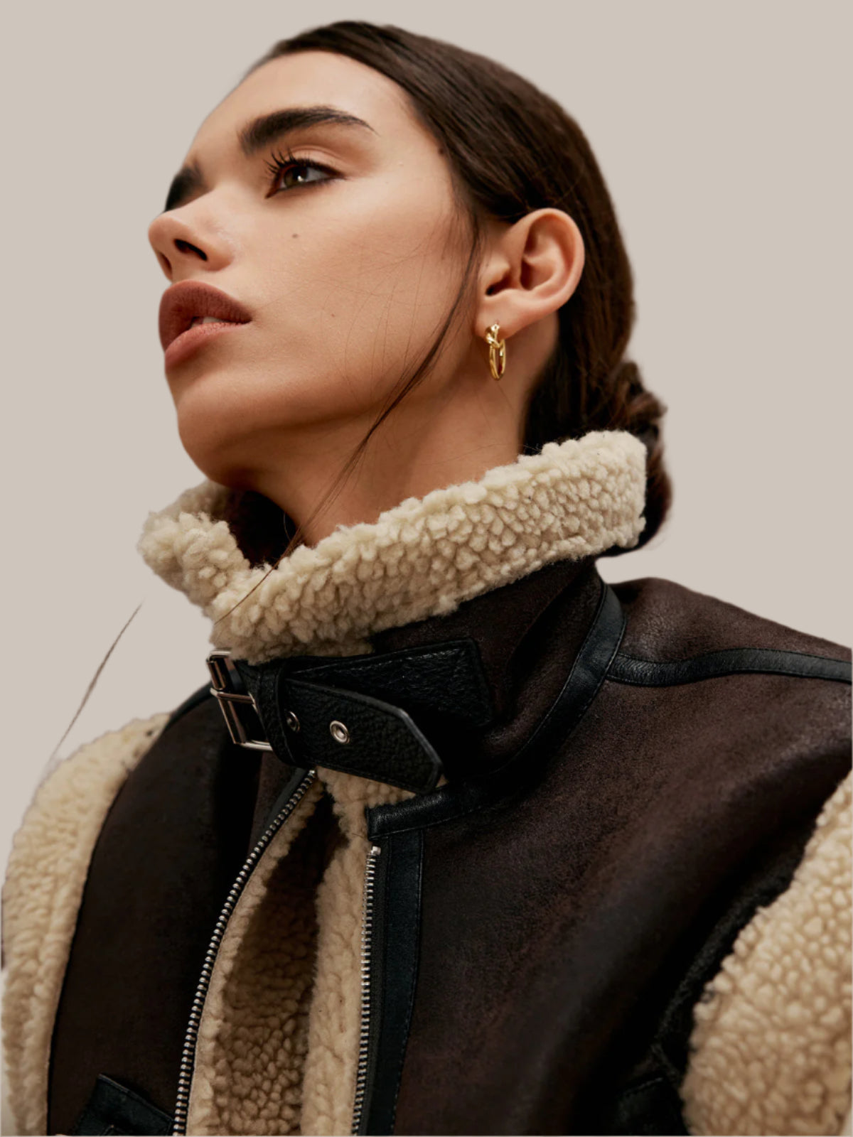 Soraya Bodywarmer – Donkerbruine Leren Bodywarmer met Crèmekleurige Bontaccenten