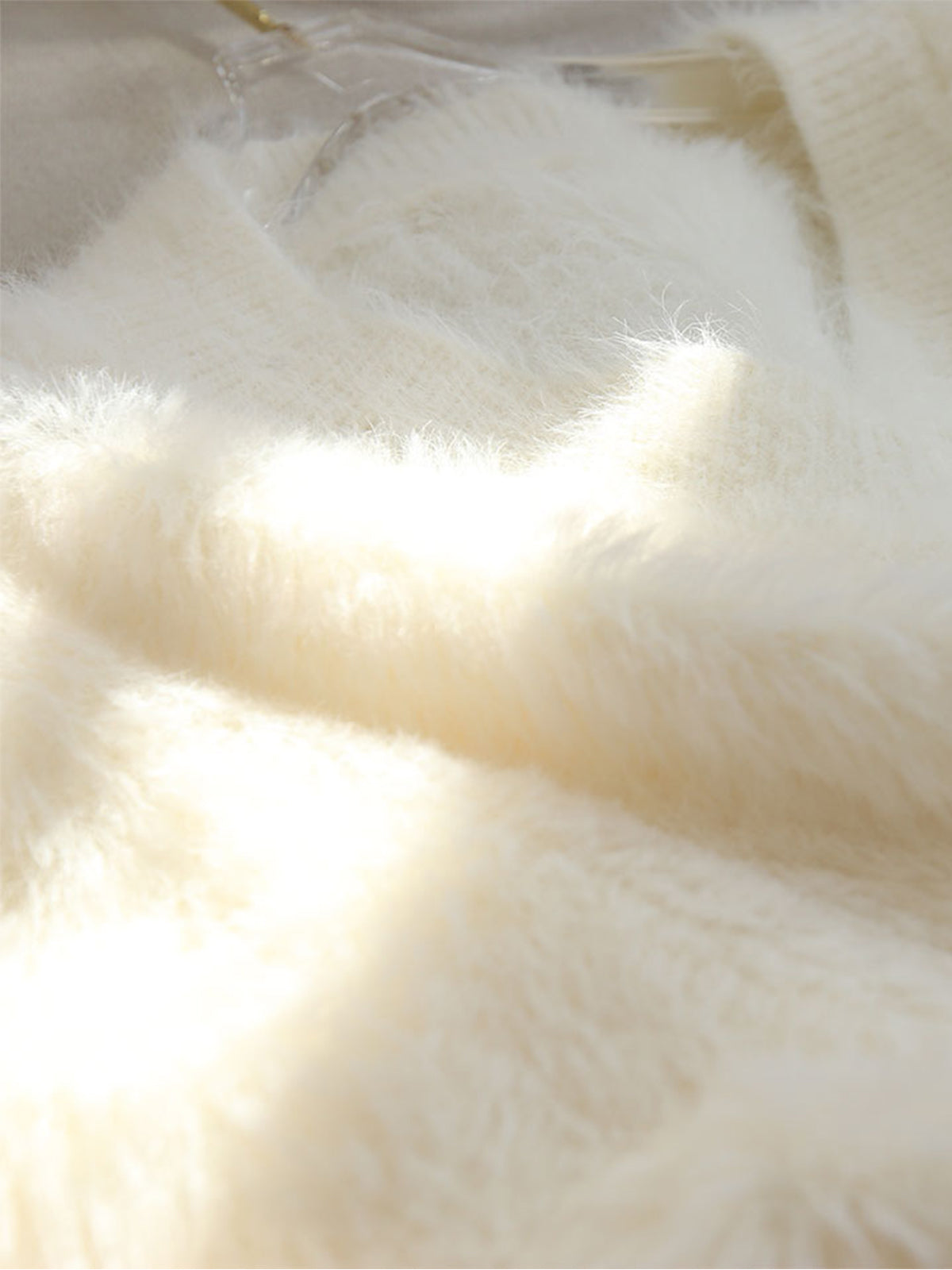 Améline Fuzzy Knit Sweater – zachte V-hals trui met warme textuur en elegante pasvorm