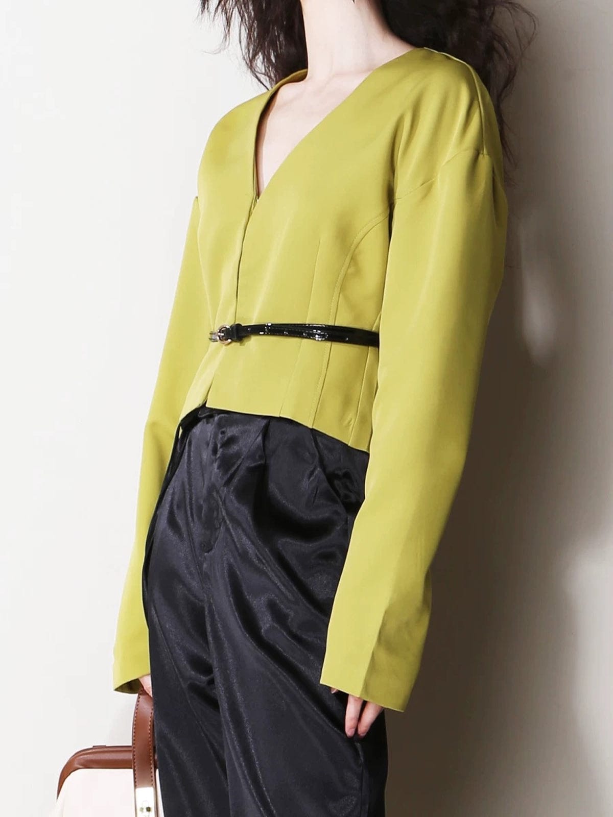 Eliora Verkorte V-hals Blazer met Ceintuur – Modern, Elegant en Verfijnd