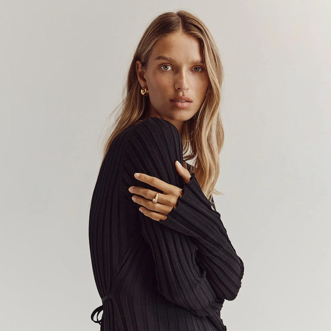 Loréva – Ribgebreide Midi Jurk met Verstelbare Taille en Elegant V-Silhouet