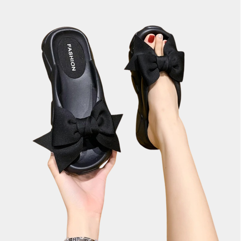 Lioraé – Verfijnde Ergonomische Zomerslippers met Strik en Sleehak