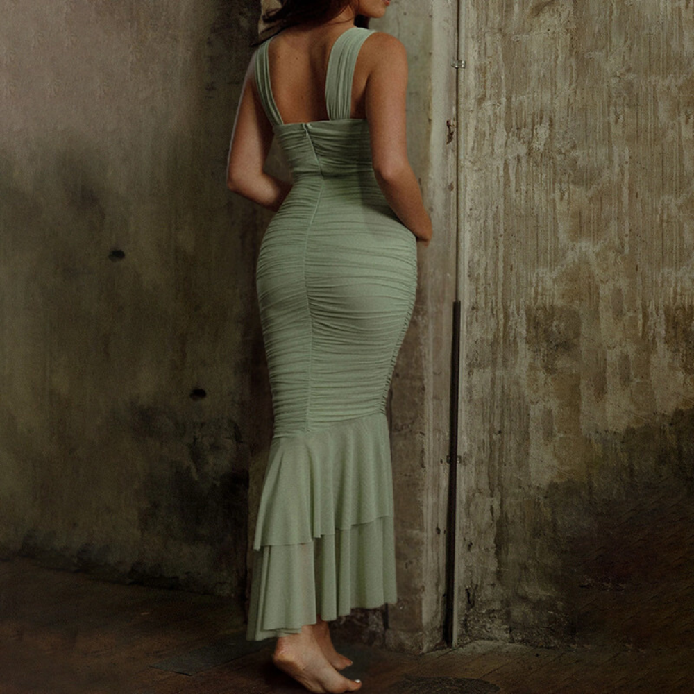 Calessia – Aansluitende maxi-jurk met visstaart en elegante uitsnijdingen voor dames