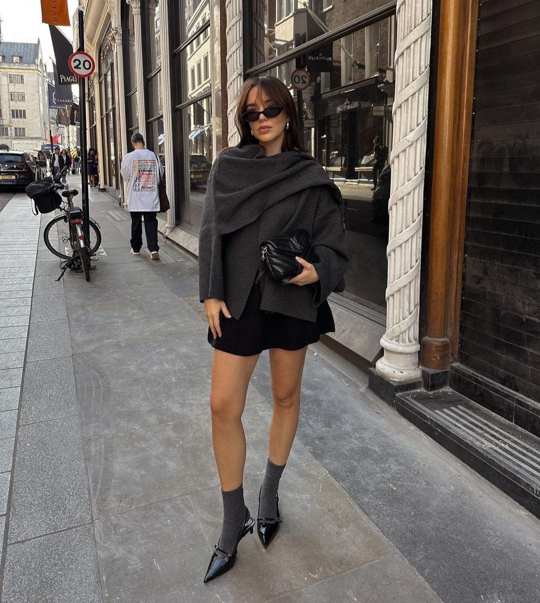 Selene Mantel met Ingebouwde Sjaal – Waar Klassieke Elegantie en Comfort Samenkomen