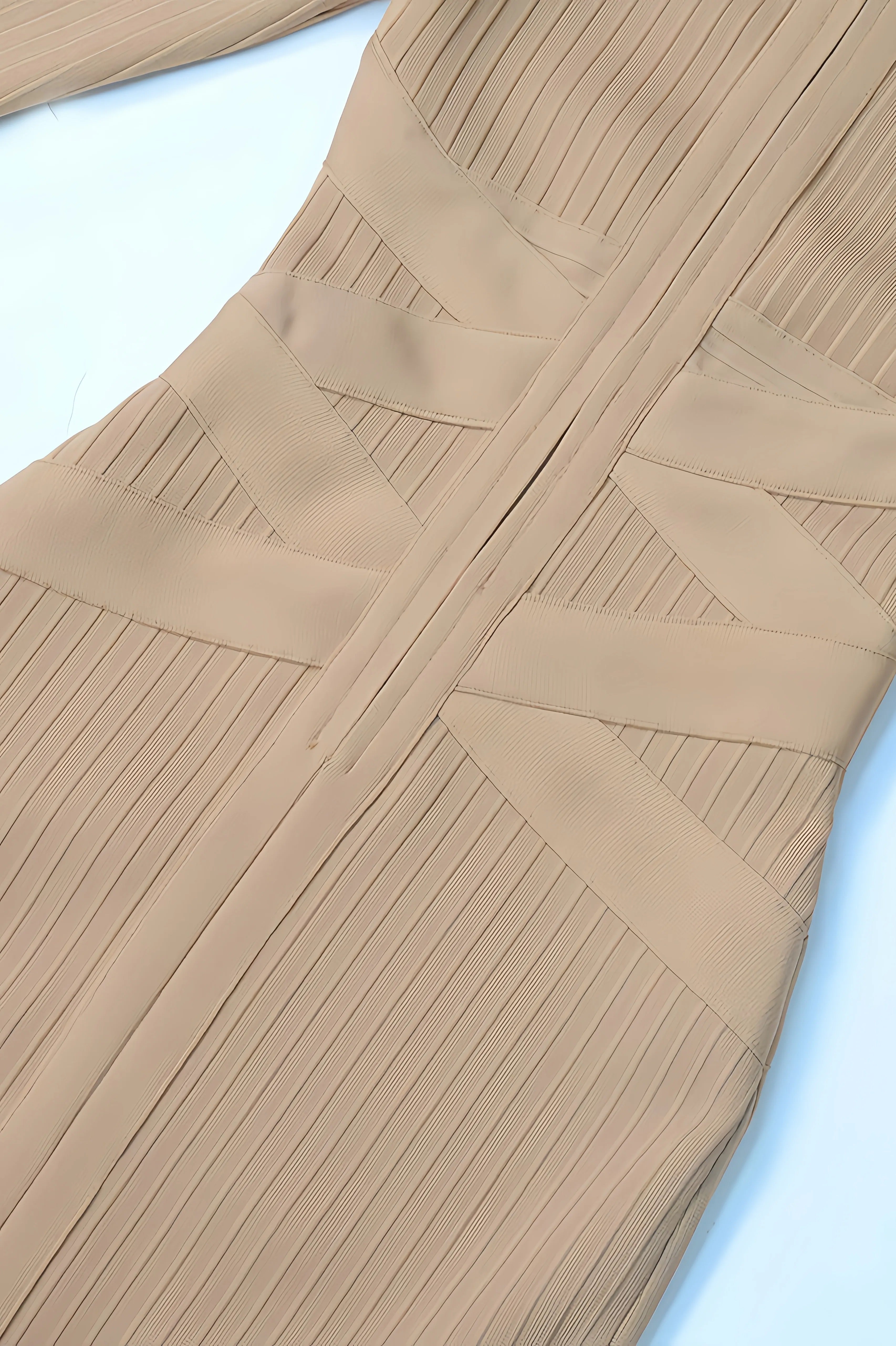 Elowina Midi Jurk – Geribbelde Elegantie met Wikkeldetail en Hoge Halslijn