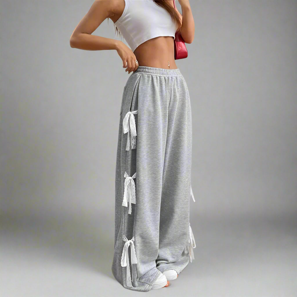 Sylvara Broek – Elegante Wijde Broek met Delicate Kanten Strik