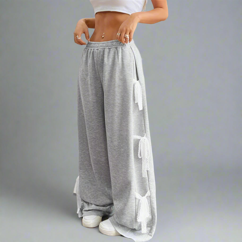 Sylvara Broek – Elegante Wijde Broek met Delicate Kanten Strik