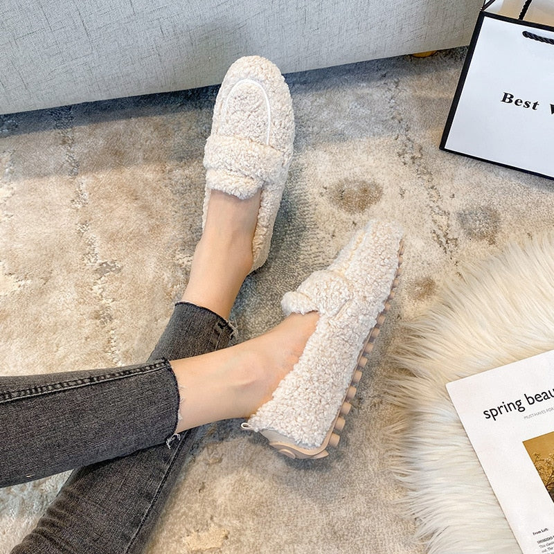 Liora Plush Slippers – Warmte, Zachtheid en Stijl in Één