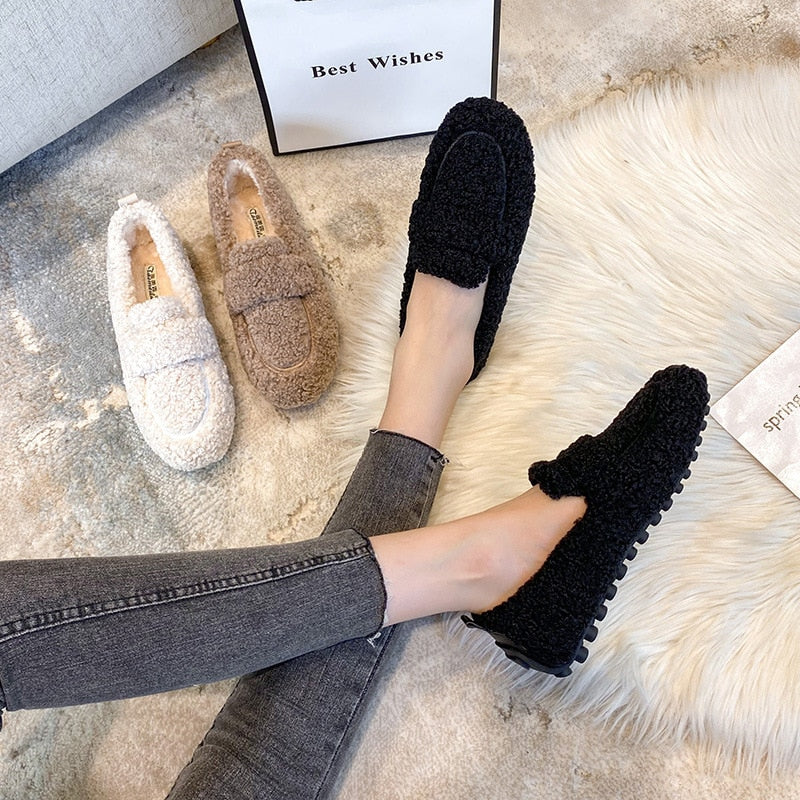 Liora Plush Slippers – Warmte, Zachtheid en Stijl in Één