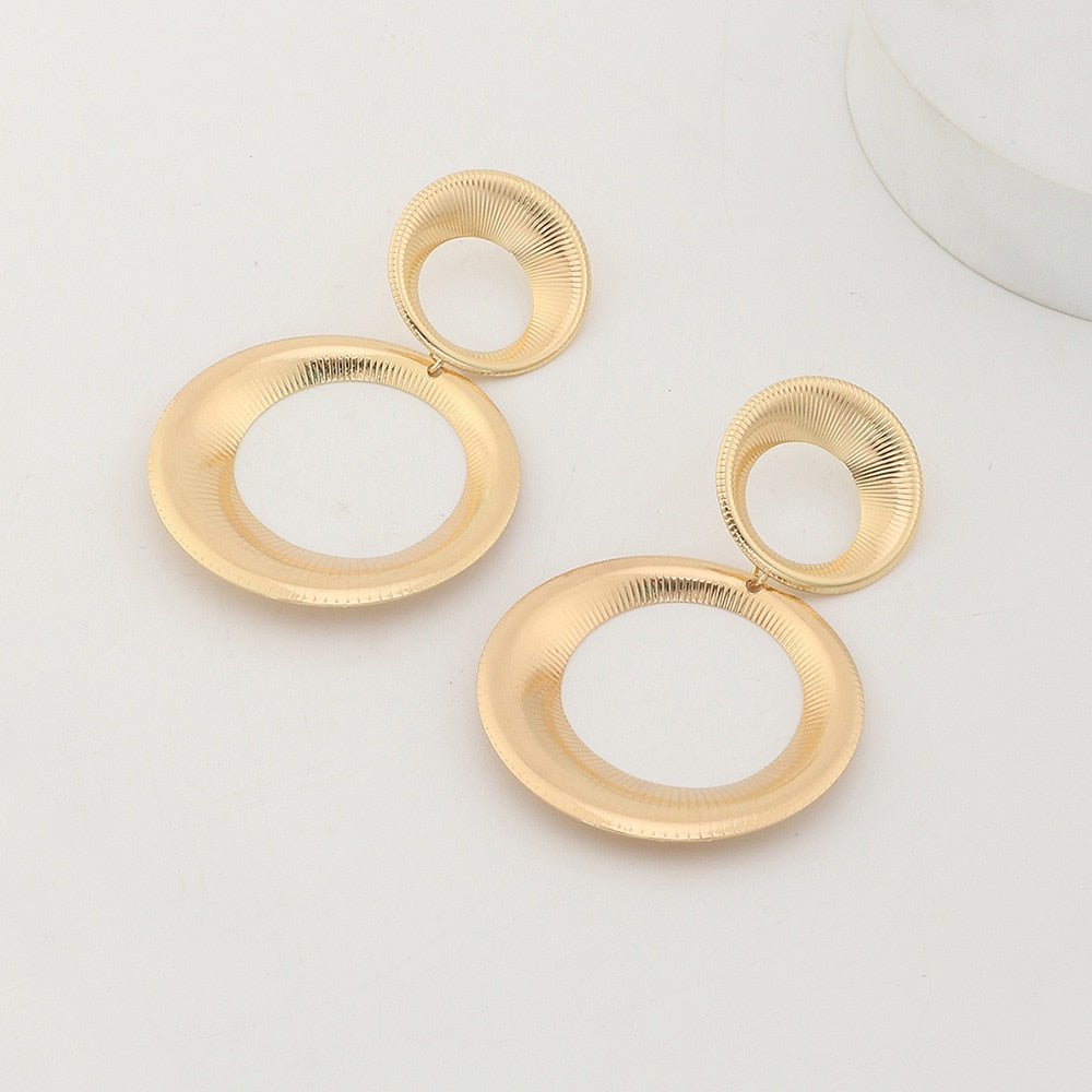 Elara Circle Earrings – Moderne Elegantielijn in Goud