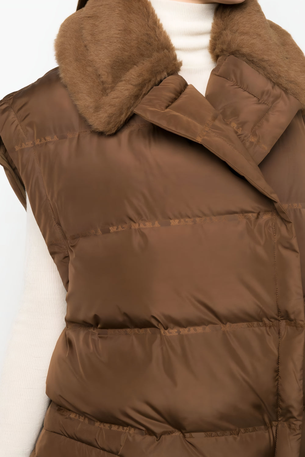 Norelle Mouwloze Jas – Eigentijdse Elegantielaag met Minimalistische Klasse