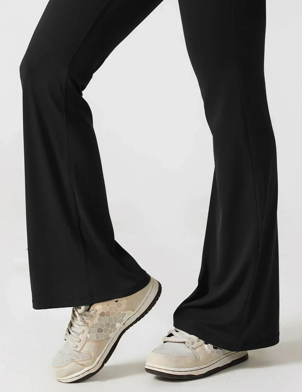 Elenaya – Flared shaping jumpsuit met diepe V-rug