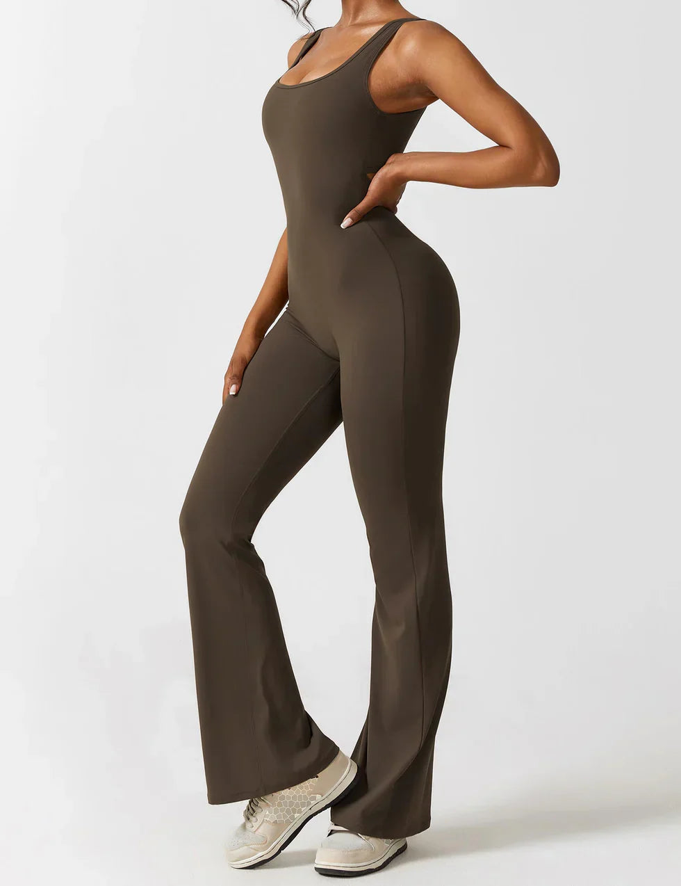 Elenaya – Flared shaping jumpsuit met diepe V-rug