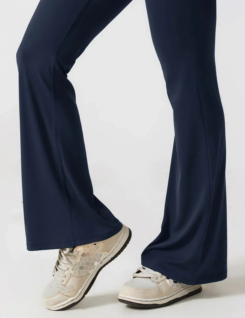 Elenaya – Flared shaping jumpsuit met diepe V-rug