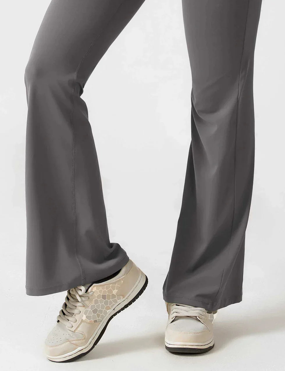 Elenaya – Flared shaping jumpsuit met diepe V-rug