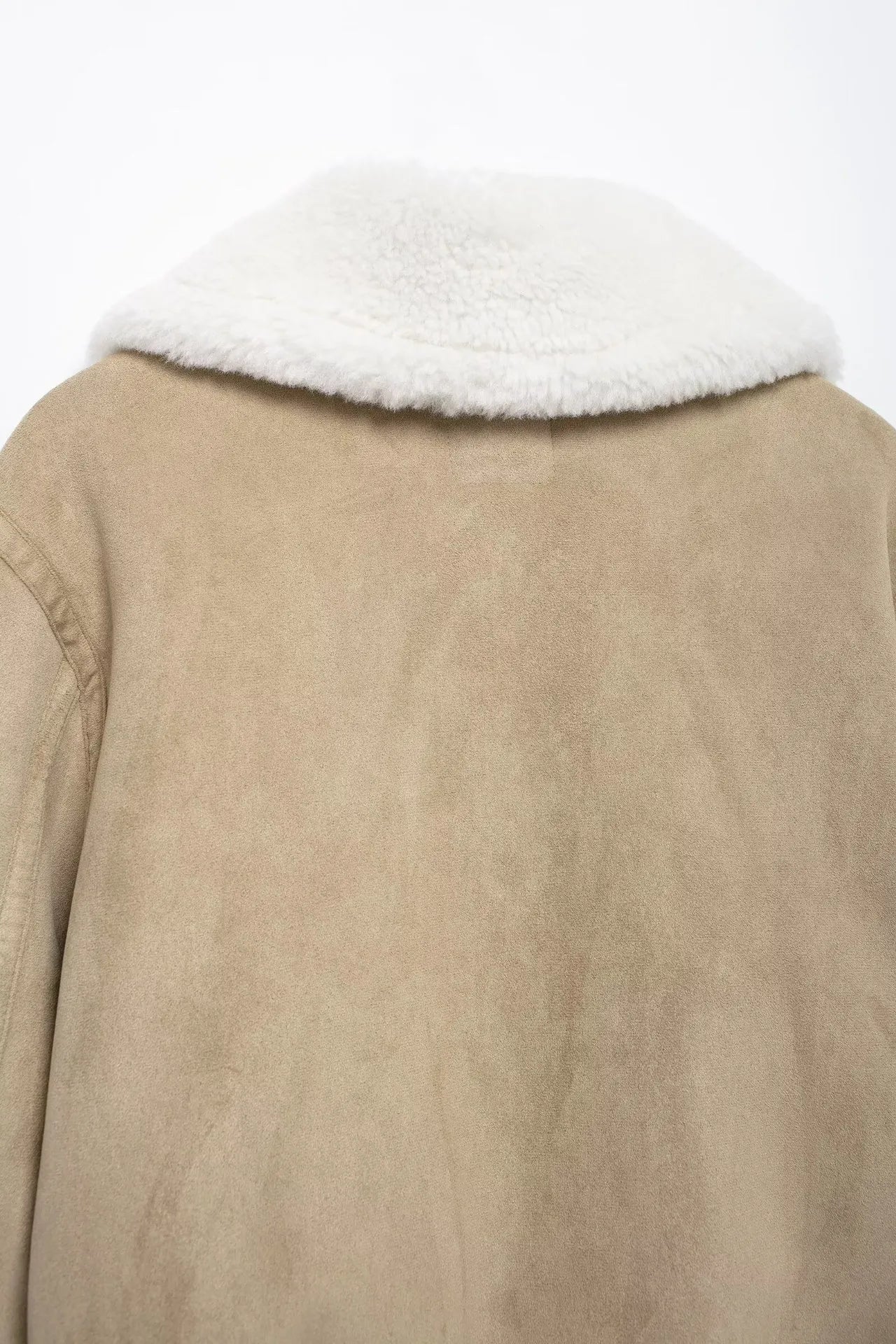 Corvella Jack – Beige Jack met Imitatiebontkraag en Verfijnde Afwerking