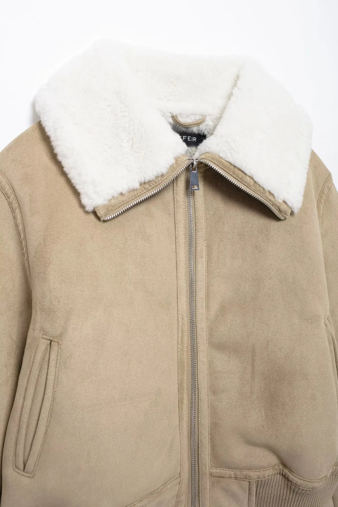 Corvella Jack – Beige Jack met Imitatiebontkraag en Verfijnde Afwerking