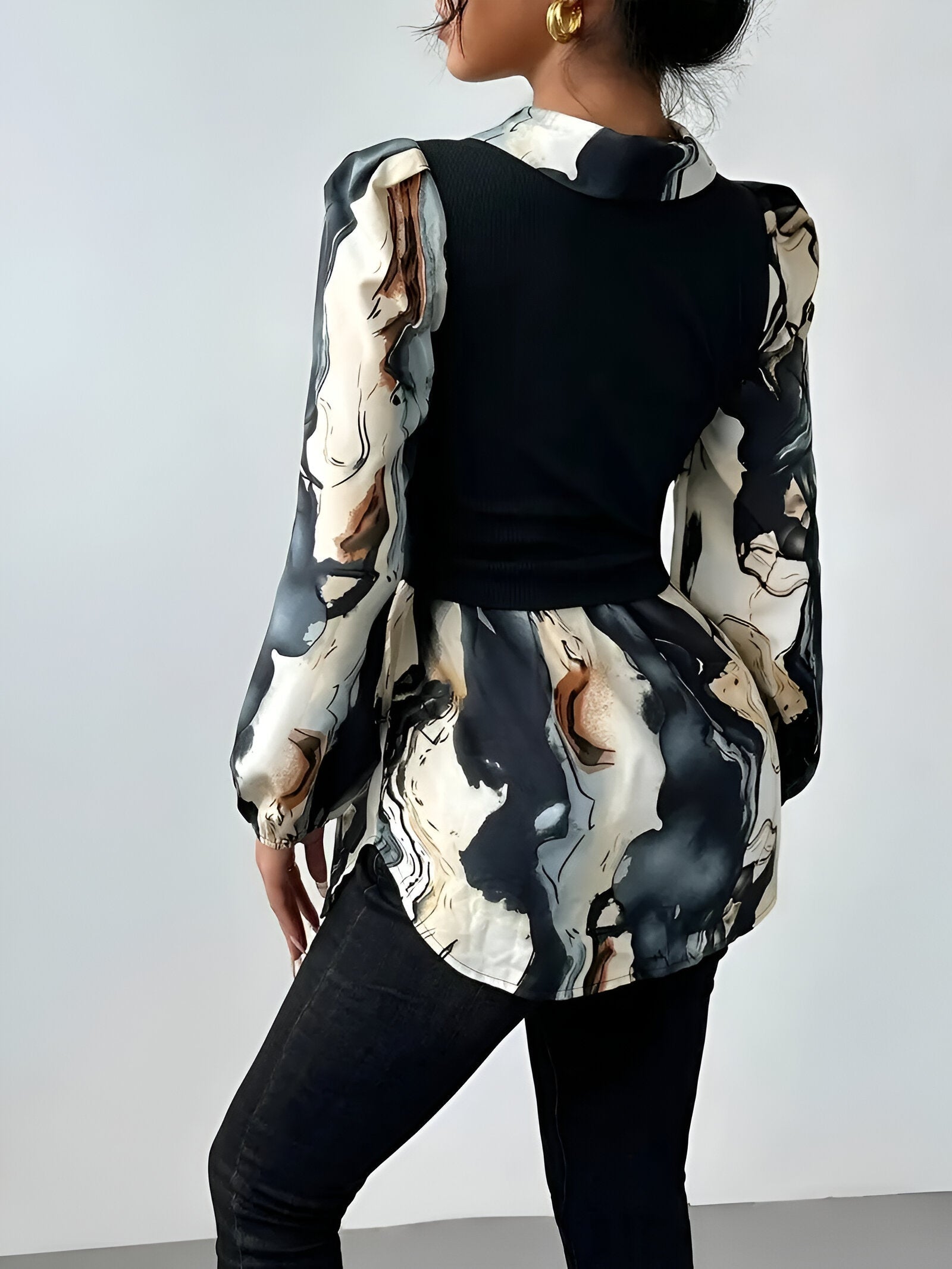 Auréliane Marble Print Blouse – elegante blouse met artistieke marmerprint en moderne details