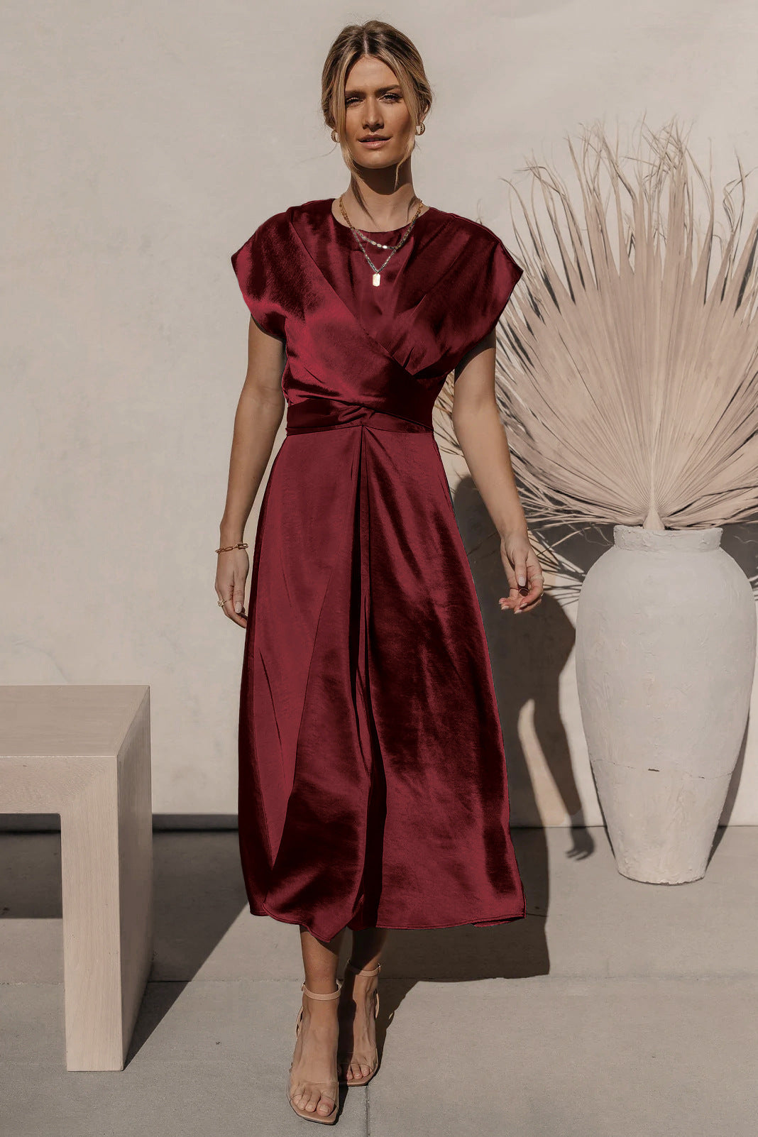 Isolde - Luxe Satijnen Midi Jurk met V-Hals en Verfijnd Tailleaccent voor een Elegante Uiterlijk