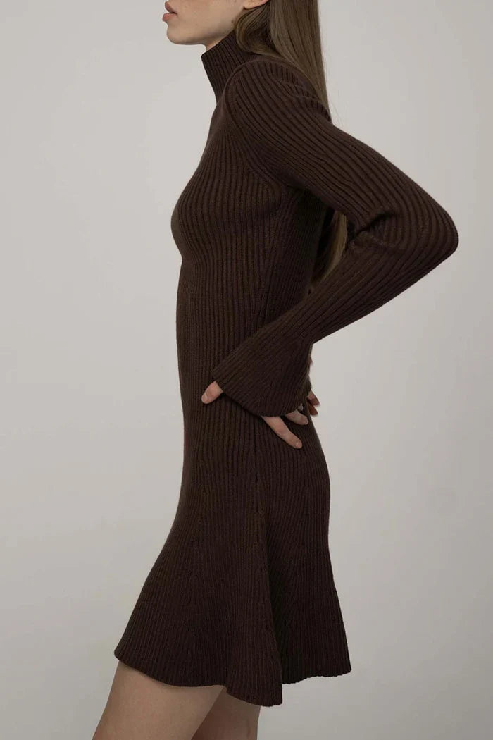 Calista Gebreide Jurk – Donkerbruine Elegantie met Col en Uitlopende Rok