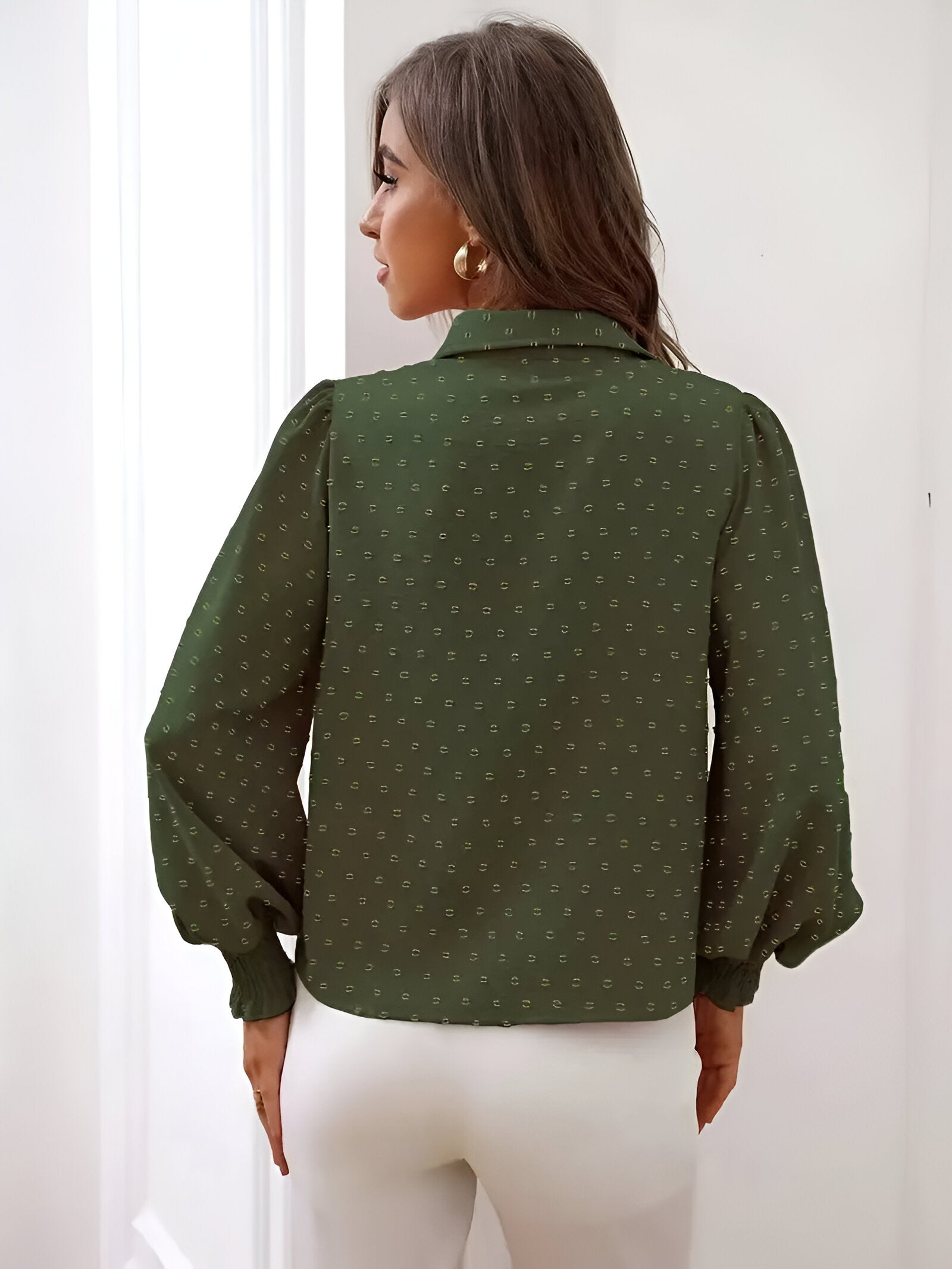Cléonie Swiss Dot Blouse – elegante blouse met lantaarnmouwen en verfijnde textuur
